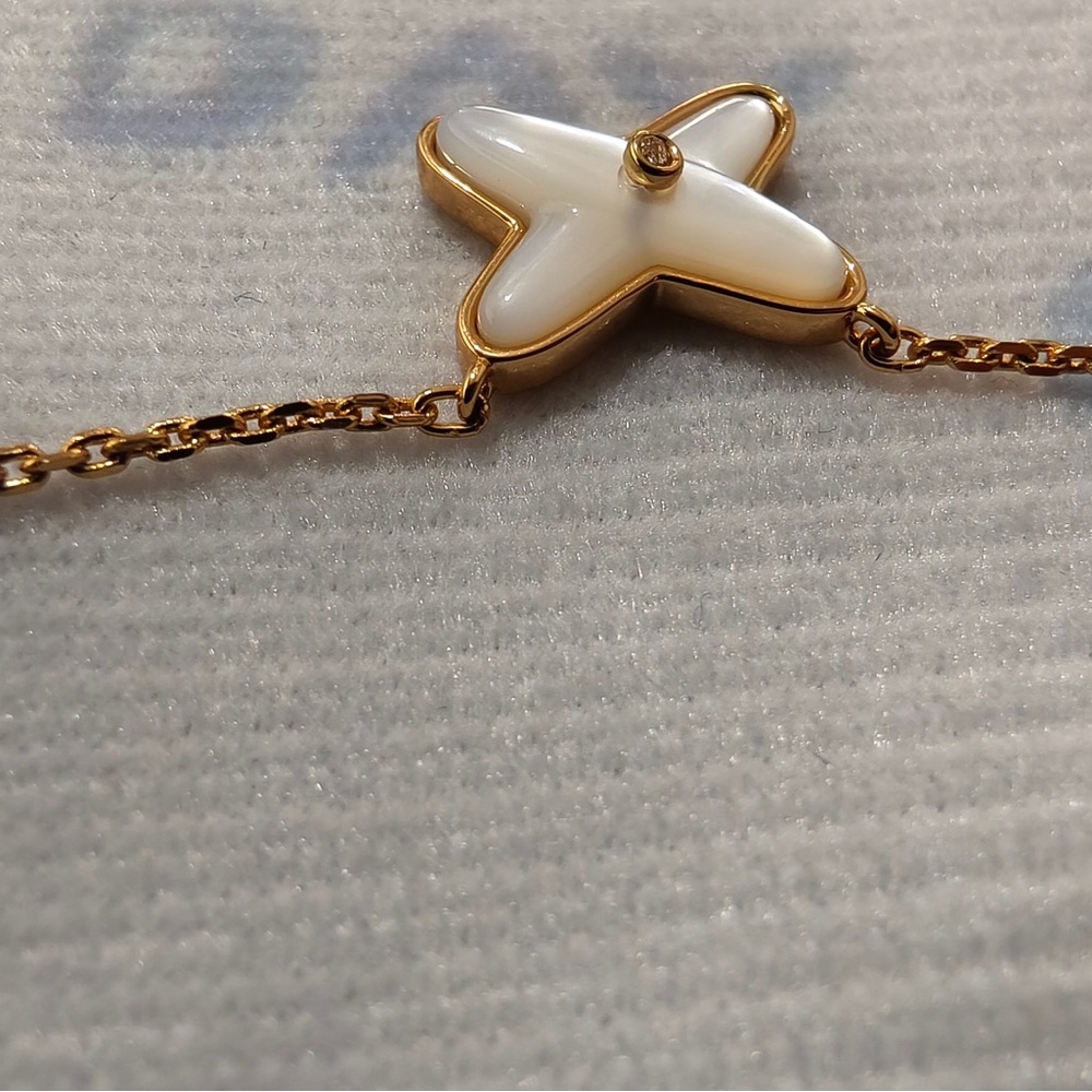 Chaumet Mother-of-Pearl Clover Necklace in Gold - Picture 10 of 11